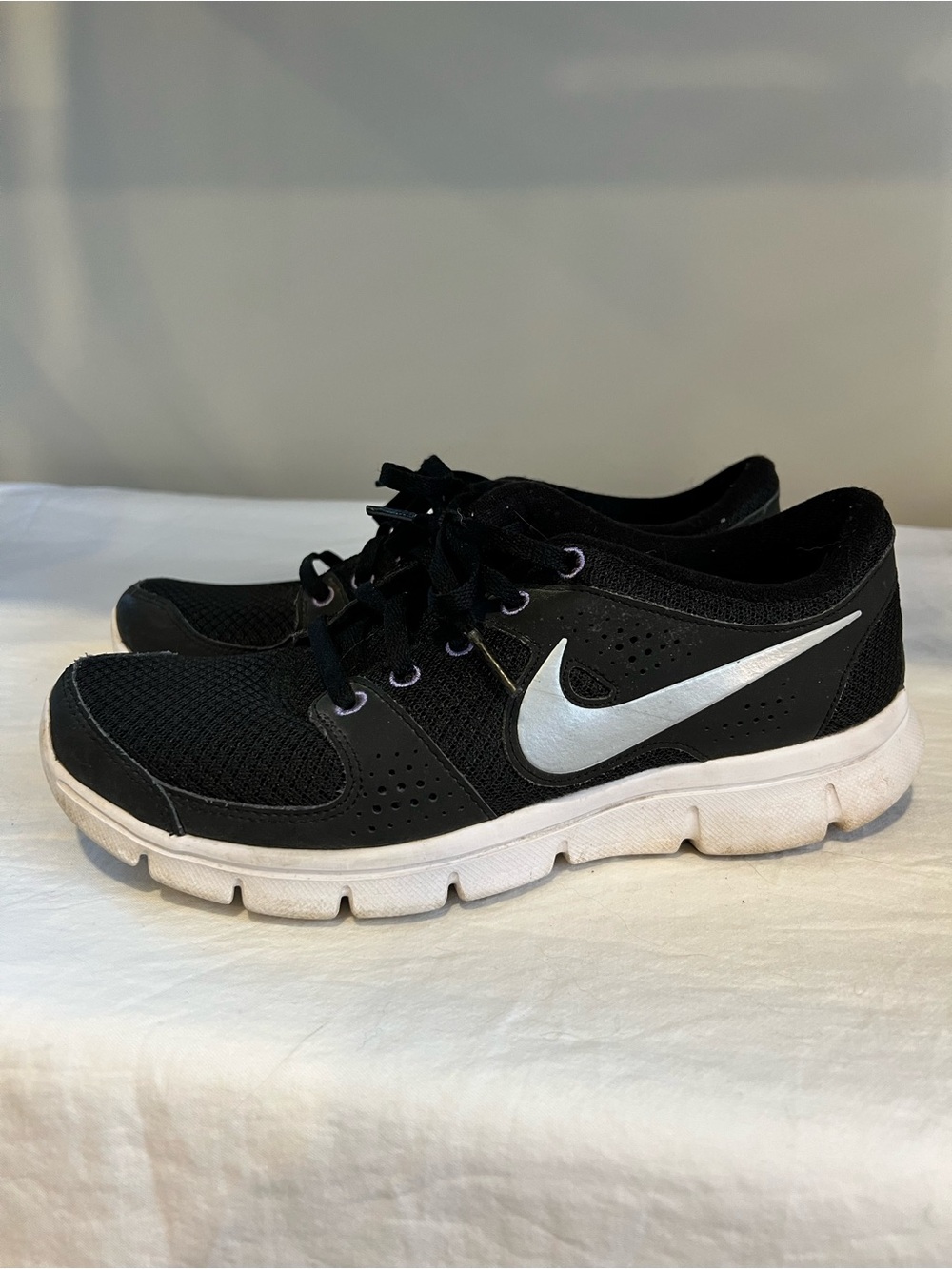 Nike Flex Experience Run VT2 Black White Running Shoes Women’s Size 7 Sneakers